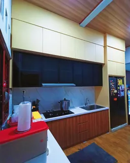 Kitchen set di Bekasi dengan kabinet atas kaca hitam dan kabinet bawah motif kayu