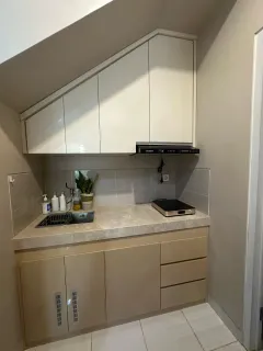 Kitchen set bawah tangga dilihat dari depan, dengan kompor tanam dan laci bawah