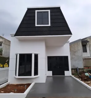 Rumah klasik putih dengan atap mansard hitam dan jendela bay