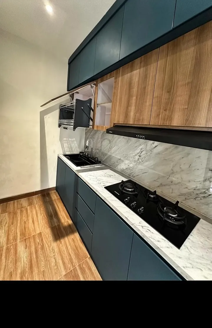 Kitchen set biru tua dilihat dari atas, dengan kompor tanam