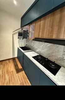 Kitchen set biru tua dilihat dari atas, dengan kompor tanam