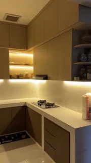 Area kompor dengan lampu hangat di bawah kabinet atas