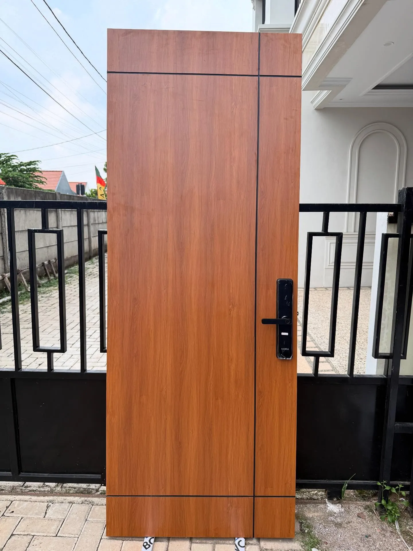 Pintu engineering lapis HPL motif kayu dengan kunci pintu pintar