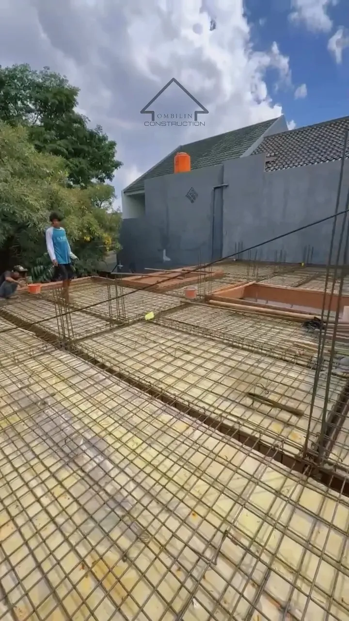 Pembesian pondasi dan sloof di lokasi proyek Ombilin Construction
