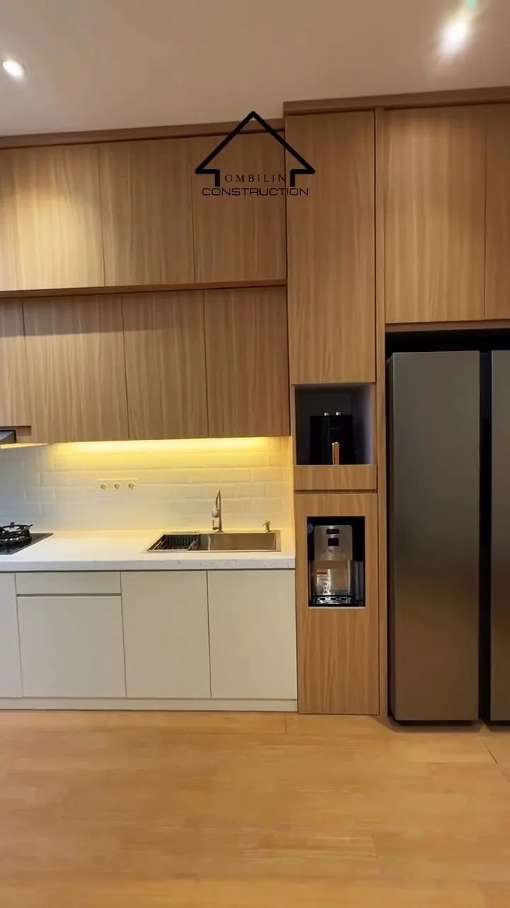 Kitchen set PVC board motif kayu terang dengan kulkas dua pintu dan lampu di bawah kabinet