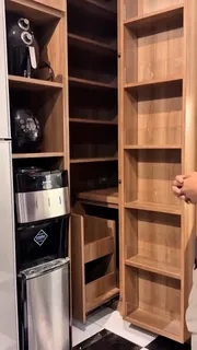 Kabinet tinggi motif kayu dengan rak tarik dan ruang dispenser