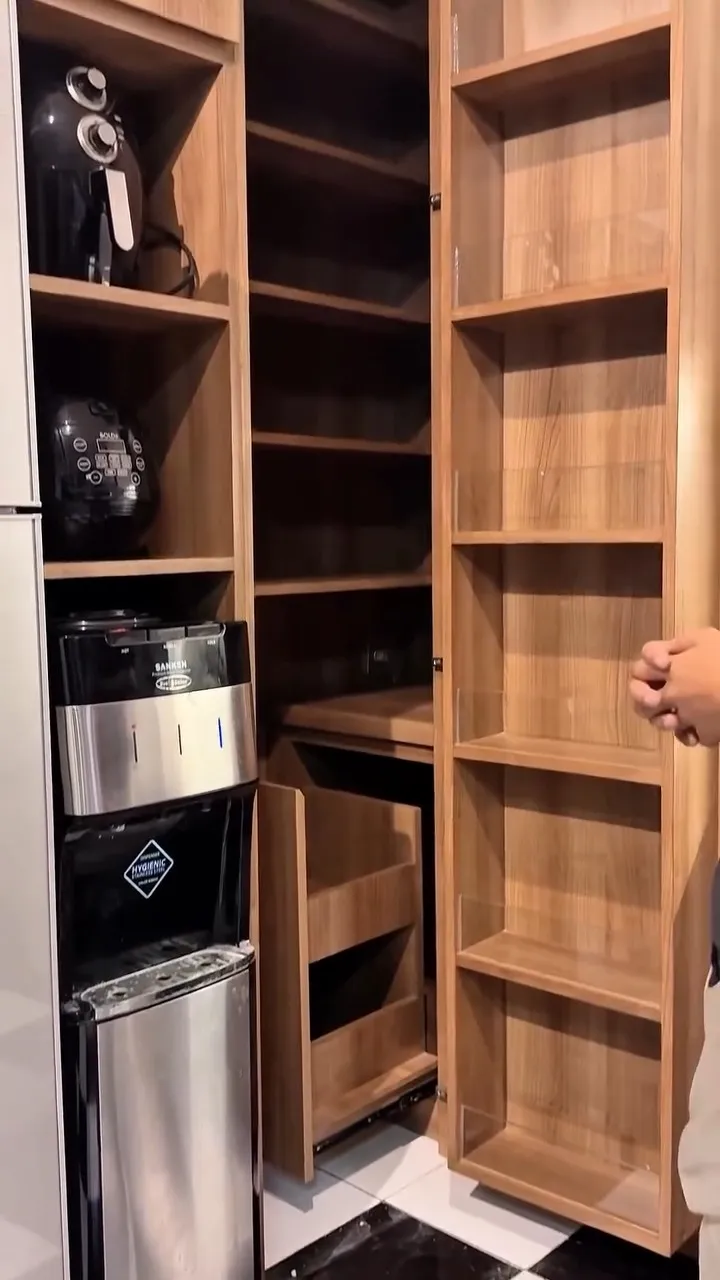 Kabinet tinggi motif kayu dengan rak tarik dan ruang dispenser