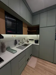 Area cuci dengan top table terrazzo dan kabinet atas kaca gelap