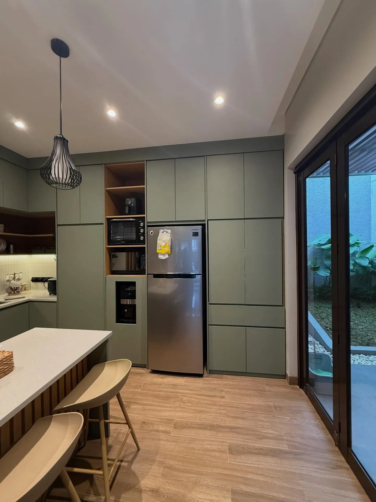 Kitchen set sage green buatan tim interior Ombilin Construction