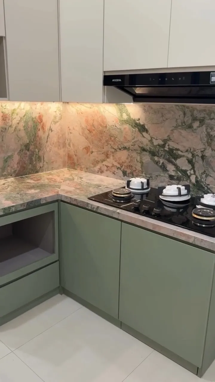 Sudut dapur dengan kompor tanam dan backsplash sintered stone bermotif