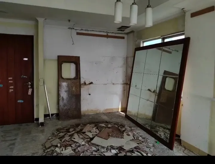 Apartemen Sudirman Park sebelum renovasi, saat lantai dibongkar