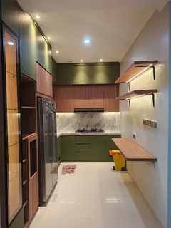 Dapur memanjang dengan kabinet hijau, backsplash marmer, dan ambalan kayu berlampu LED